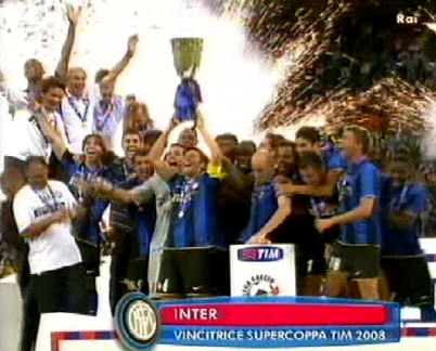 I giocatori dell'Inter festeggiano la conquista della Supercoppa 2008